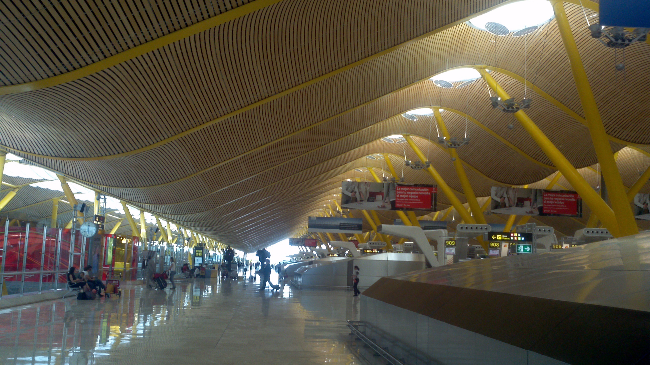 Iberia pone en marcha el IBHelp en la T4 de Madrid- Barajas