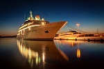 Nave da crociera al tramonto