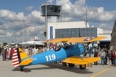 Historisches Kleinflugzeug vor dem Tower des Dresden Airport