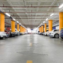 Überdacht parken am Flughafen Berlin Tegel